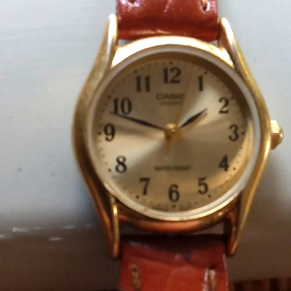 6 vintage ladies watches and one vintage new watch band. All as is. Great Deal.